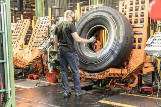 NOKIAN HEAVY TYRES FESTEGGIA, ANCORA UNA VOLTA, UN RISULTATO IMPORTANTE: UN ANNO INTERO SENZA INCIDENTI SUL LAVORO. CON IL LAVORO DI SQUADRA, IL NOSTRO OBIETTIVO PER IL FUTURO È QUELLO DI CONTINUARE A MIGLIORARE ANCORA DI PIÙ IL NOSTRO MODO DI LAVORARE